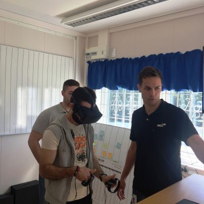 En av deltagarna i produktionsprogrammet testar VR-glasögon