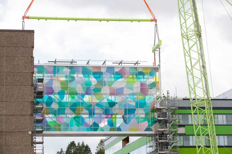 Gångförbindelsen för Drottning Silvias barnsjukhus lyfts på plats.